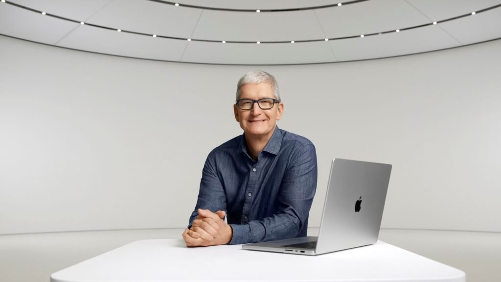 apple-ceo-tim-cook-donating-$1-million-to-trump’s-inaugural-fund